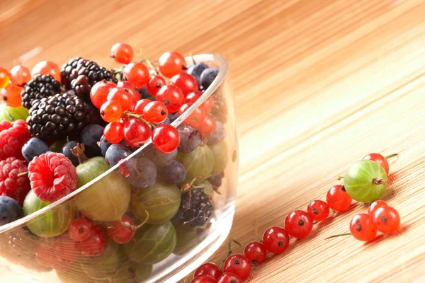 Mistura de frutas no recipiente de vidro — Fotografia de Stock