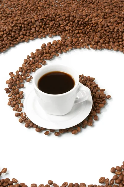 Taza con café, que cuesta en grano de café Imagen de stock