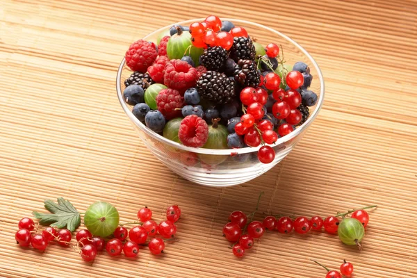 Mistura de frutas no recipiente de vidro — Fotografia de Stock
