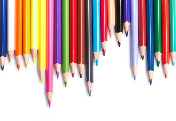Цветные карандаши на белом фоне — стоковое фото