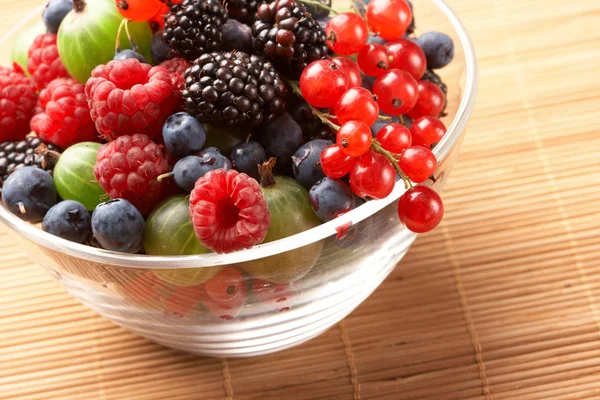 Miscela di frutta in contenitore di vetro, su un tavolo — Foto Stock