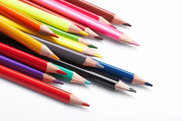 Creioane de culoare pe fundal alb — Fotografie, imagine de stoc