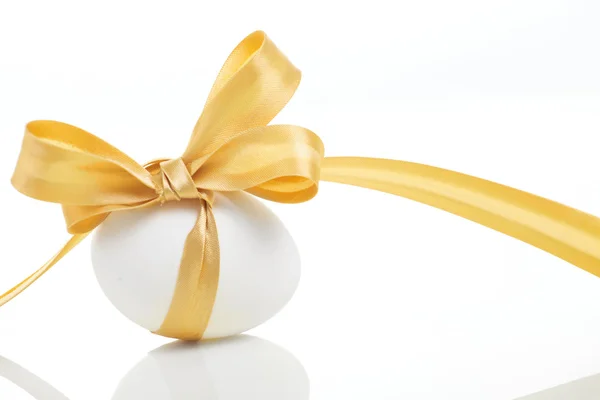 stock image Easter egg with a bow golden