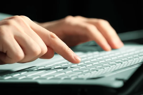 Manliga händer skriva på en bärbar dator — Stockfoto