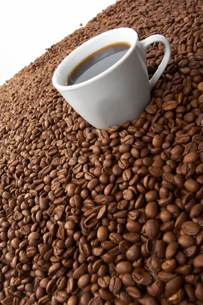 Чашка с кофе, стоимость на зерно кофе — стоковое фото