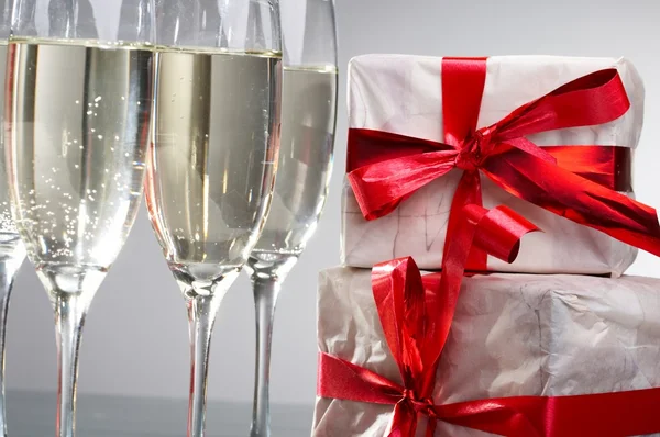Glasses of champagne, gifts — Stock Photo, Image