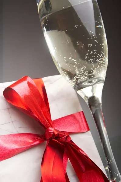 Glazen van champagne, geschenken — Stockfoto