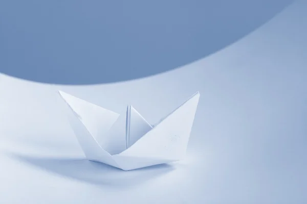Niebieski papier łódź — Zdjęcie stockowe