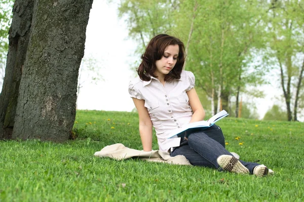 Doğa üzerinde kitap ile kız — Stok fotoğraf