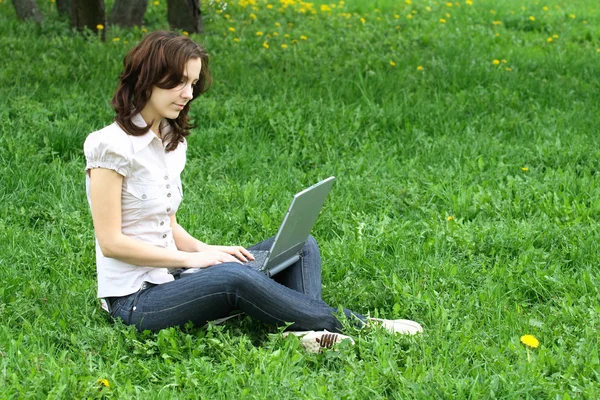 Das Mädchen mit dem Laptop in der Natur — Stockfoto