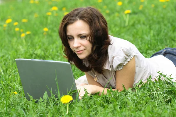 Το κορίτσι με το laptop στη φύση — Φωτογραφία Αρχείου