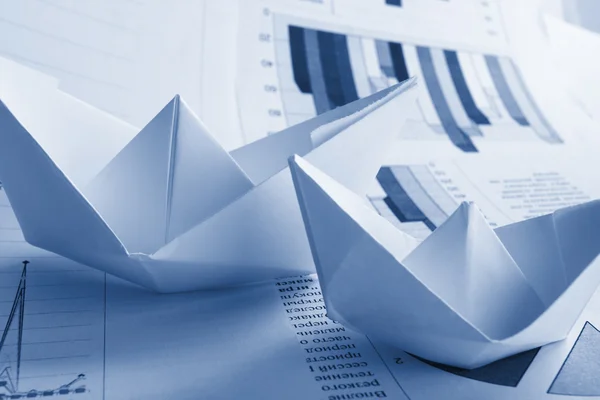 Üzleti koncepció, papírhajó és dokumentumok — Stock Fotó