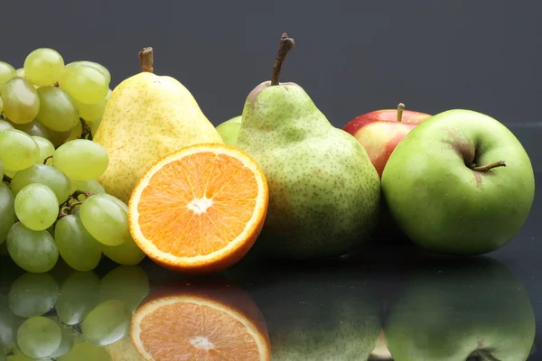 Различные фрукты полезны для здоровья — стоковое фото