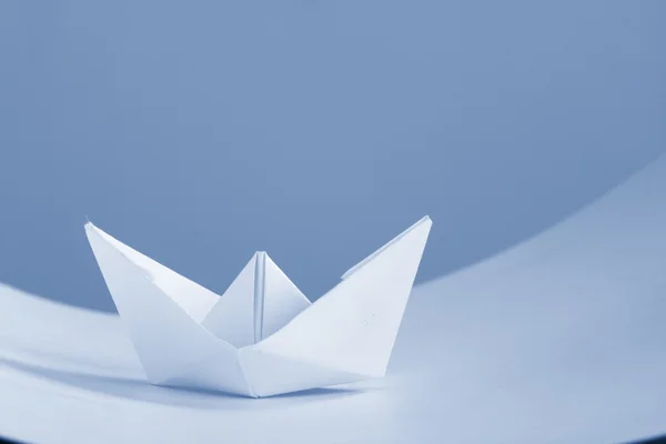 Blå papper båt — Stockfoto