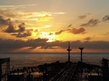 Açık kaba deniz gemide petrol tankeri