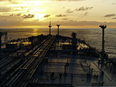 Açık kaba deniz gemide petrol tankeri