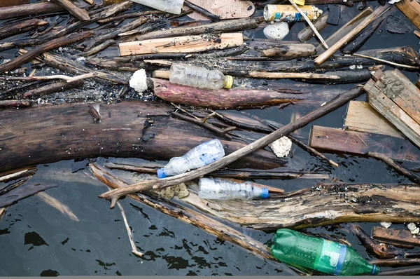 Müll im Fluss, Umweltverschmutzung — Stockfoto