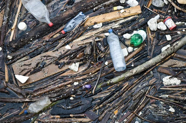 Odpadky v řece, znečištění — Stock fotografie