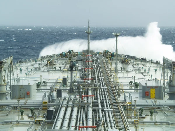 Navire pétrolier en pleine mer agitée — Photo