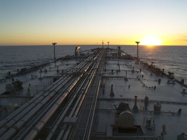 Нефтяной танкер в открытом бурном море — стоковое фото