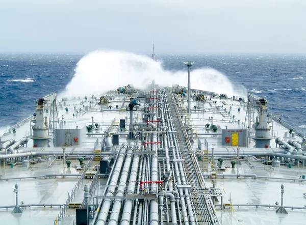 Ropný tanker loď na otevřeném moři hrubý — Stock fotografie