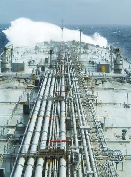 Ropný tanker loď na otevřeném moři hrubý — Stock fotografie