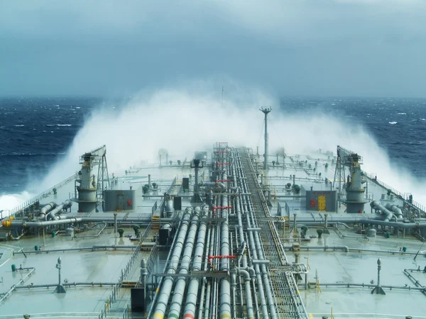 Нафтовий танкер на відкритому морі — стокове фото