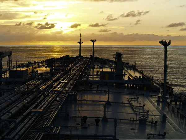 Nave petroliera in mare aperto mosso — Foto Stock