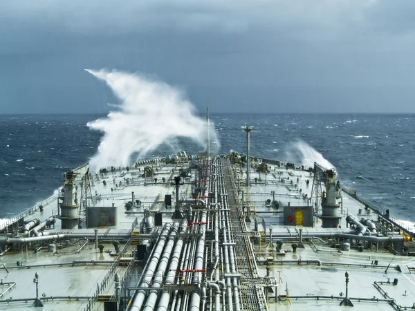 Olietanker schip op open ruwe zee — Stockfoto