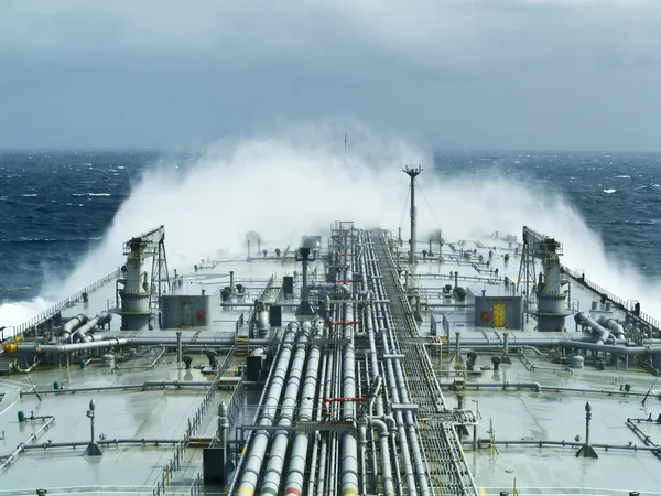 Нефтяной танкер в открытом бурном море — стоковое фото