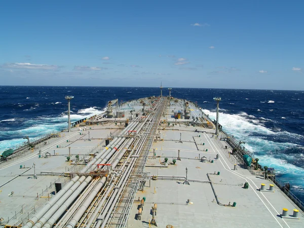 Oljetankfartyg fartyg på öppet grov hav — Stockfoto