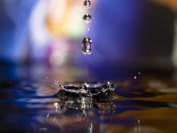 Wassertropfen plätschern — Stockfoto
