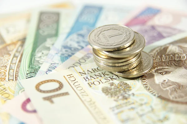Stapel polnischer Münzen auf Bargeld — Stockfoto