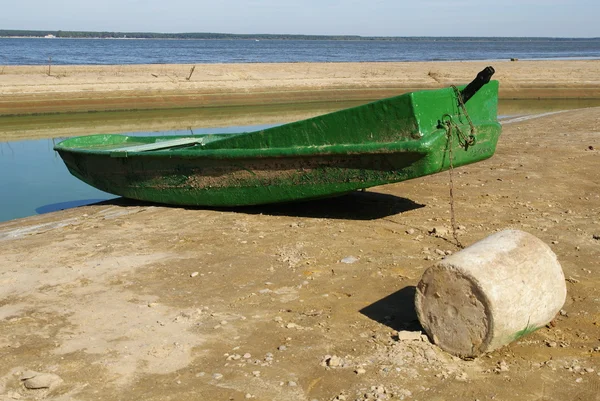 Зелений човен на пляжі — стокове фото