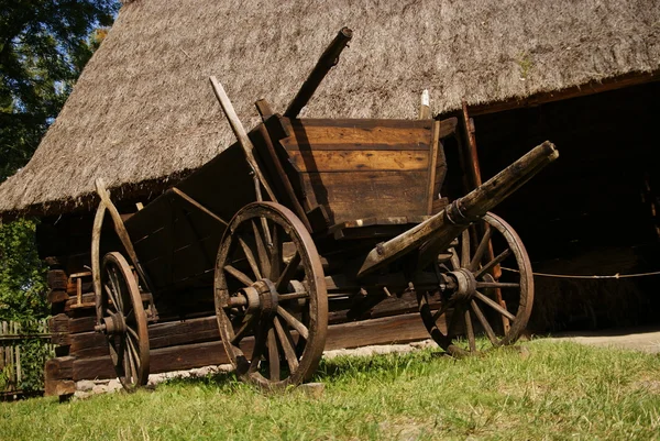 Vieux chariot en bois sous la grange — Photo