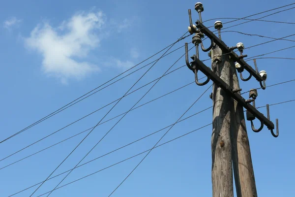 Oude elektriciteit mast — Stockfoto