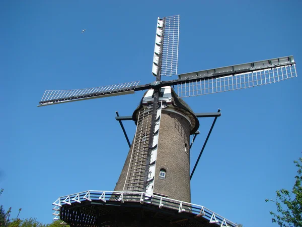 Windmill under blue sky — Stock Photo, Image