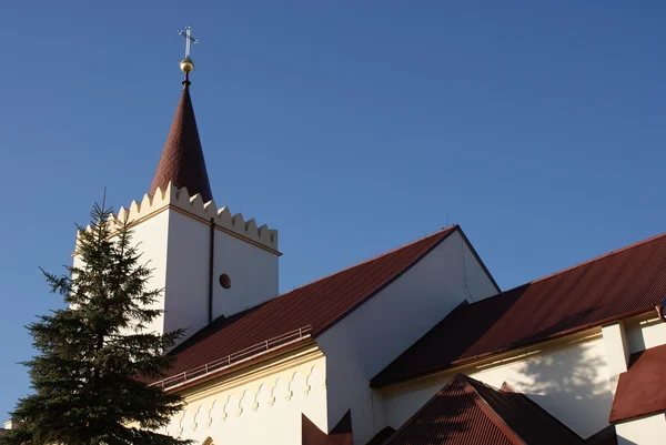 Kyrkan under blå himmel — Stockfoto