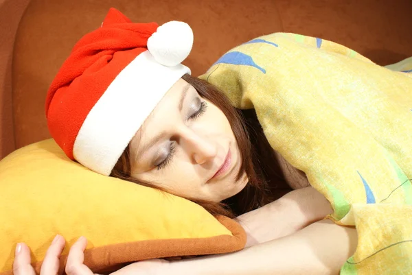 Noel Baba şapkası olan sliping kadın