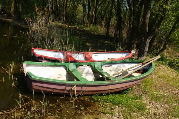 Червоні і зелені човни — стокове фото