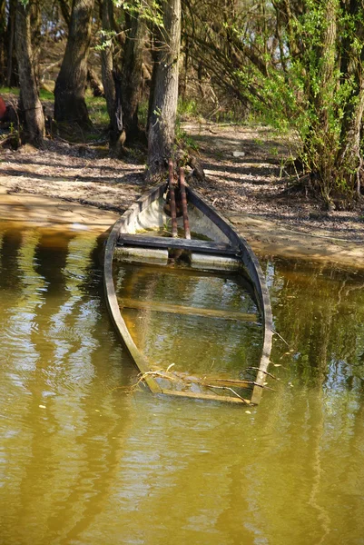 Старий веслувальний човен у воді — стокове фото
