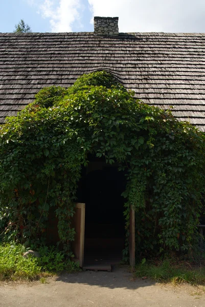 Ingang van de oude, traditionele cottage — Stockfoto