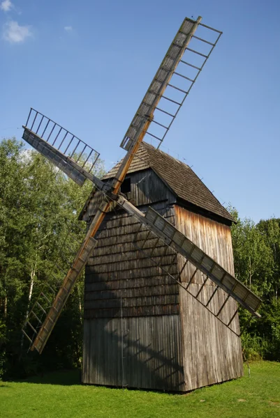 Oude molen op gras — Stockfoto