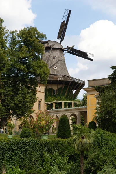 Alte Windmühle im Garten — Stockfoto
