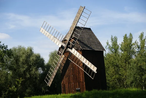 Windmühle vor Bäumen lizenzfreie Stockfotos
