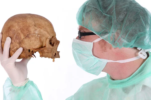 Chirurgien avec crâne — Photo