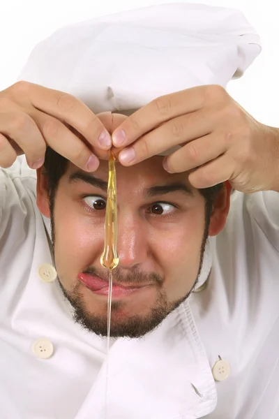 Grappige chef-kok kraken een ei — Stockfoto