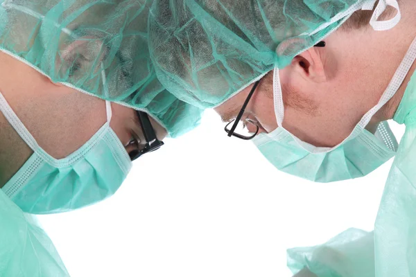 Два хирурга на работе — стоковое фото