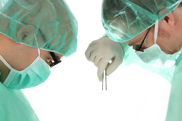 Два хирурга на работе — стоковое фото