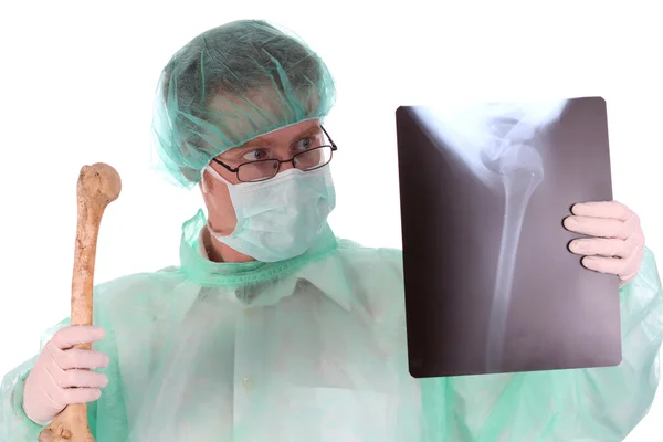 Chirurgien avec radiographie et os — Photo